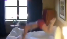 Cô gái với kiểu 'lên giường, đắp chăn, đi ngủ' thật khác thường 